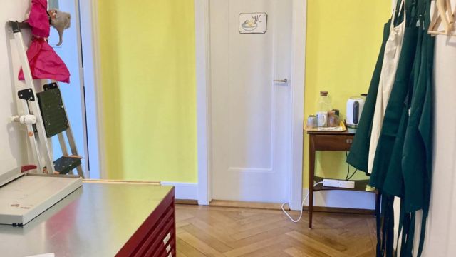 Une table thé-café est a disposition, avec bouilloire et machine à café. Le hall et son petit espace thé - café