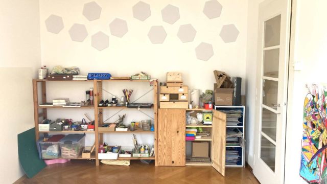Un libre accès aux pastels sèches, grasses, crayons de couleur, encres, pinceaux, éponges, spatules, peinture, papier de soie, carton, sagex, magazines, tissus, laines, plots, etc. Les étagères à matériel créatif : pastels sèches, grasses, crayons de couleur, encres, pinceaux, éponges, spatules, peinture, papier de soie, carton, sagex, magazines, tissus, etc.