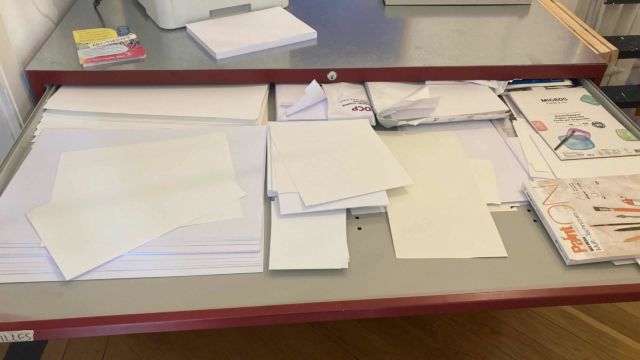 Papier lisses, à grain, grands, petits et même un massicot manuel Des papiers de toutes sortes, lisses, à gros grain, grands, petits, avec même un massicot manuel