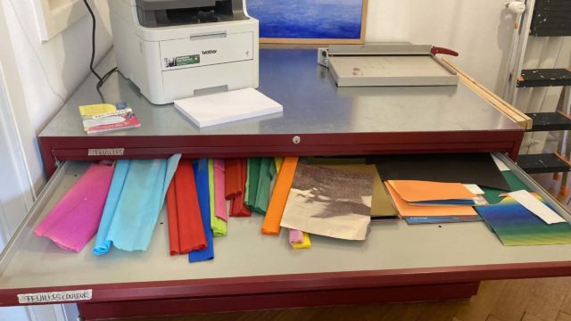 Des rangements simples pour une accessibilité facile au matériel de création Le tiroir aux papiers de couleur