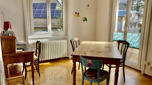 Deux fenêtres pour une pleine luminosité et une vue relaxante sur des jardins Le cabinet et son espace d'accueil lumineux