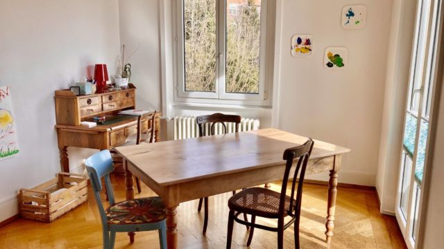 Un espace lumineux avec vue sur des jardins et des arbres Vue du cabinet côté fenêtre, espace lumineux